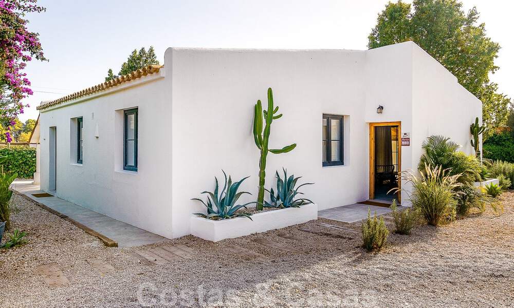 Atractiva villa de estilo ibicenco en venta con casa de invitados independiente, situada en Marbella Oeste 49944