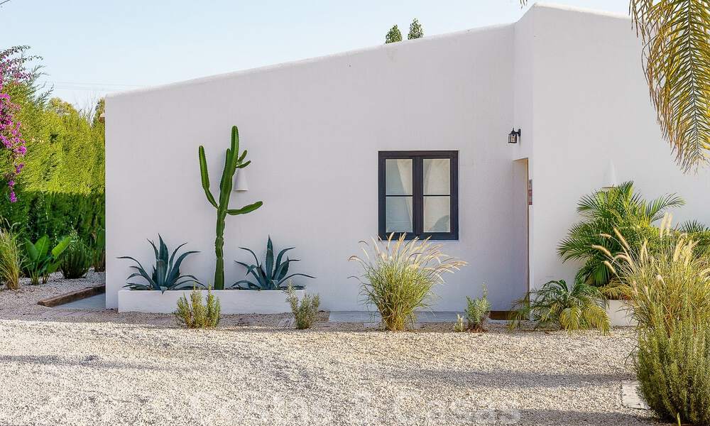Atractiva villa de estilo ibicenco en venta con casa de invitados independiente, situada en Marbella Oeste 49945