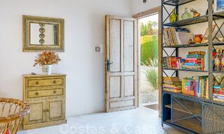 Atractiva villa de estilo ibicenco en venta con casa de invitados independiente, situada en Marbella Oeste 49946 