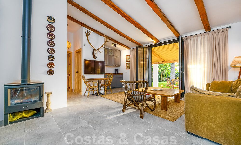 Atractiva villa de estilo ibicenco en venta con casa de invitados independiente, situada en Marbella Oeste 49947