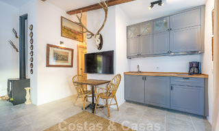 Atractiva villa de estilo ibicenco en venta con casa de invitados independiente, situada en Marbella Oeste 49948 