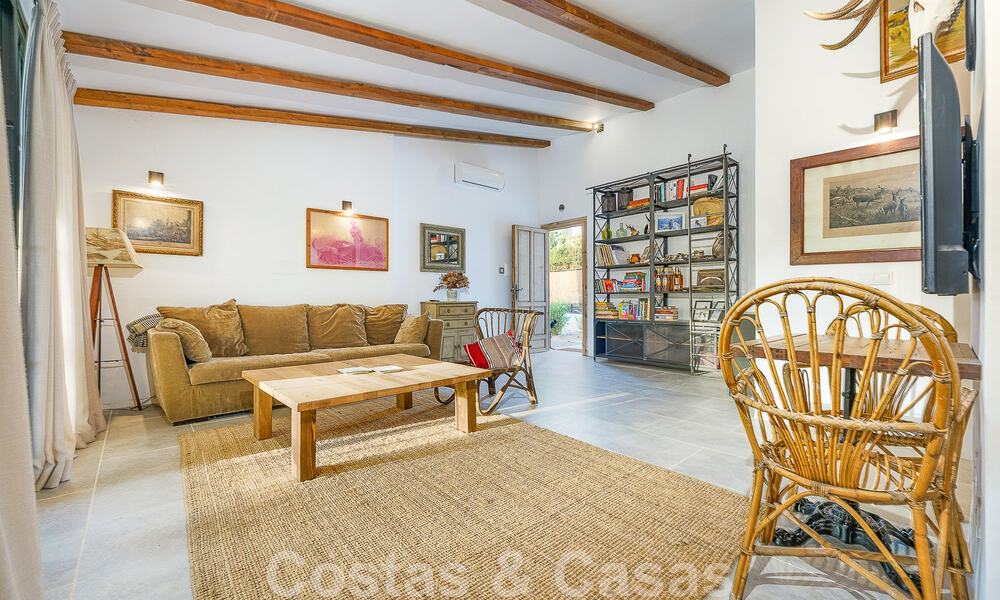 Atractiva villa de estilo ibicenco en venta con casa de invitados independiente, situada en Marbella Oeste 49949