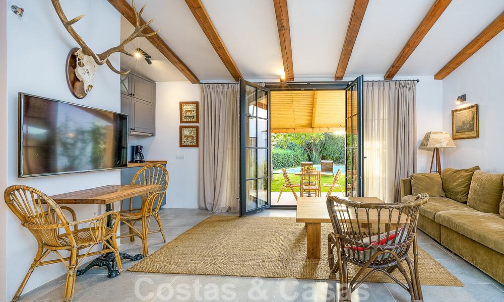 Atractiva villa de estilo ibicenco en venta con casa de invitados independiente, situada en Marbella Oeste 49950