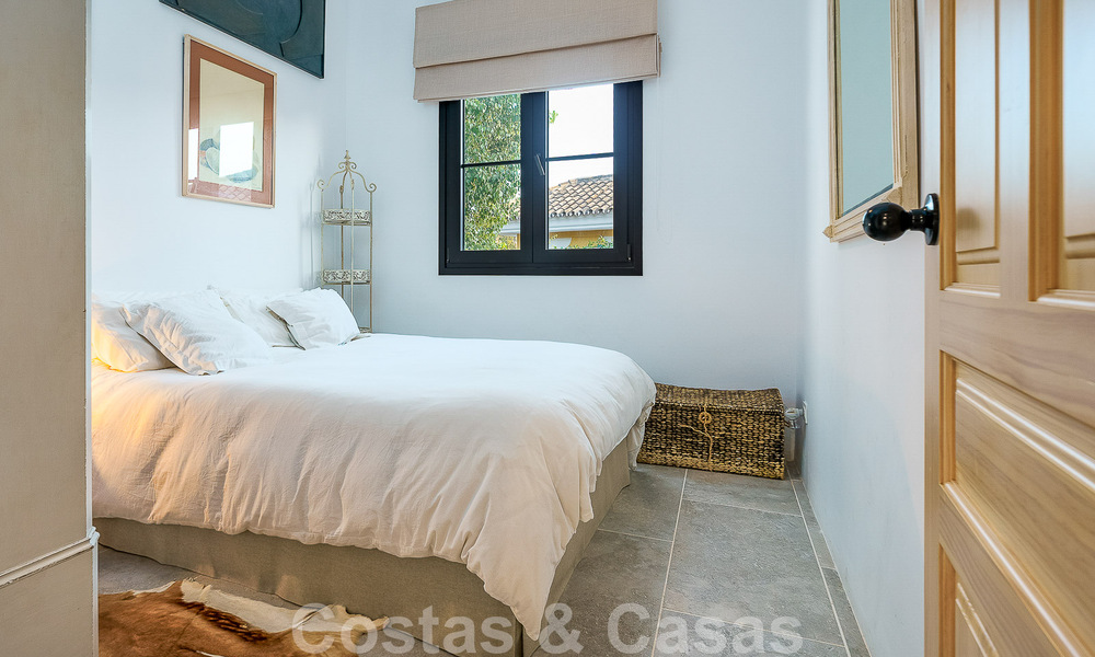 Atractiva villa de estilo ibicenco en venta con casa de invitados independiente, situada en Marbella Oeste 49951