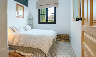 Atractiva villa de estilo ibicenco en venta con casa de invitados independiente, situada en Marbella Oeste 49951 