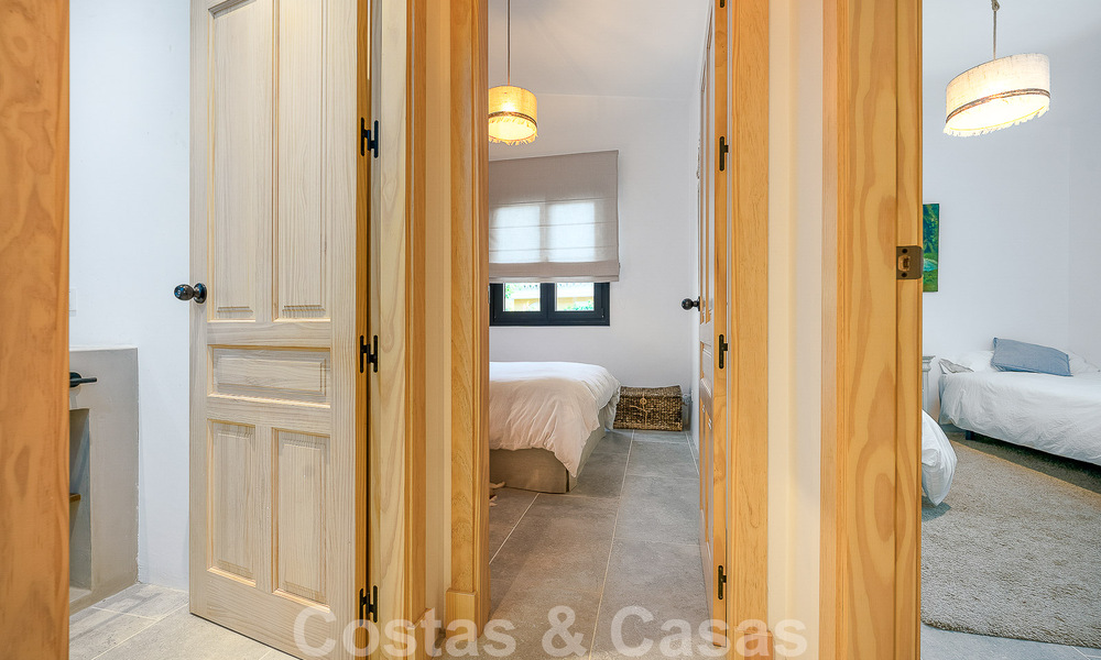Atractiva villa de estilo ibicenco en venta con casa de invitados independiente, situada en Marbella Oeste 49952