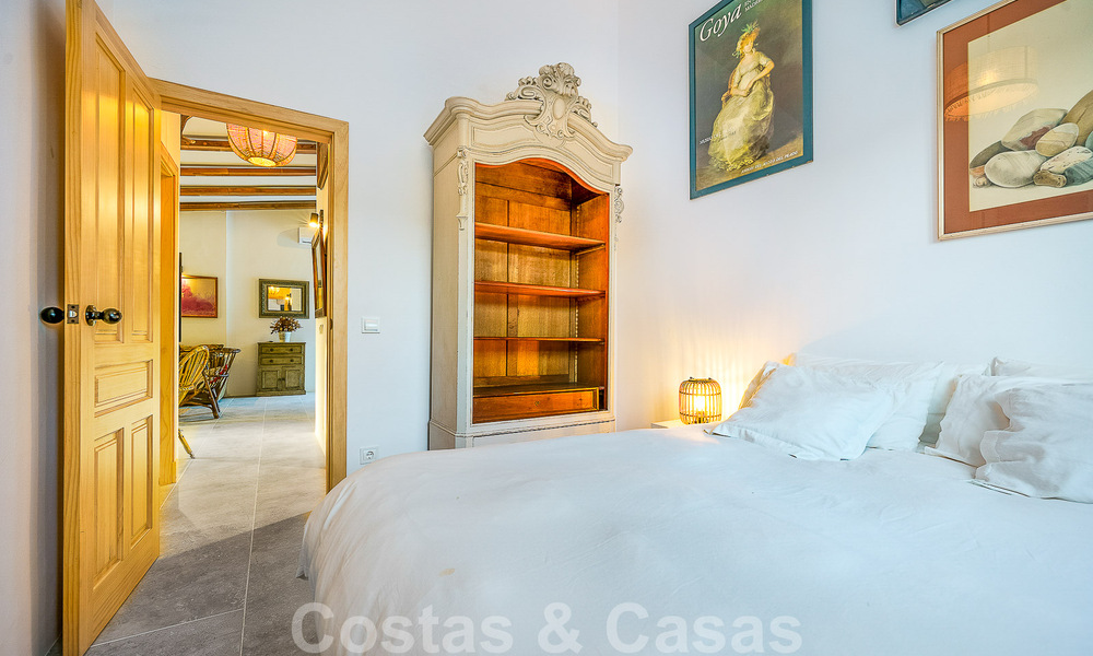 Atractiva villa de estilo ibicenco en venta con casa de invitados independiente, situada en Marbella Oeste 49953