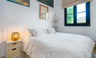 Atractiva villa de estilo ibicenco en venta con casa de invitados independiente, situada en Marbella Oeste 49954 
