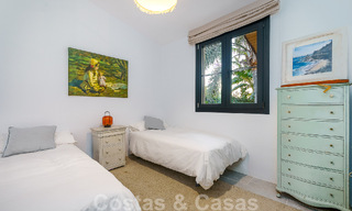 Atractiva villa de estilo ibicenco en venta con casa de invitados independiente, situada en Marbella Oeste 49955 