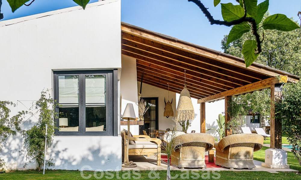 Atractiva villa de estilo ibicenco en venta con casa de invitados independiente, situada en Marbella Oeste 49958