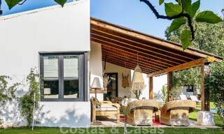 Atractiva villa de estilo ibicenco en venta con casa de invitados independiente, situada en Marbella Oeste 49958 