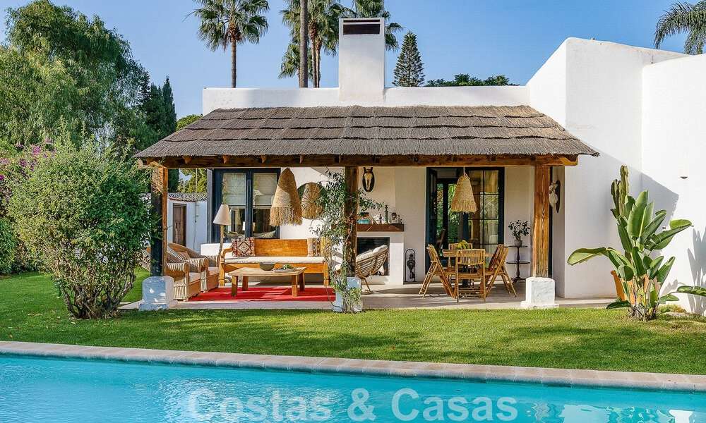Atractiva villa de estilo ibicenco en venta con casa de invitados independiente, situada en Marbella Oeste 49959