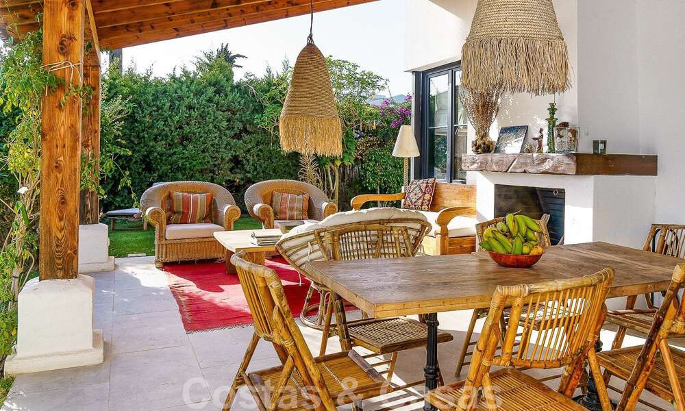 Atractiva villa de estilo ibicenco en venta con casa de invitados independiente, situada en Marbella Oeste 49960
