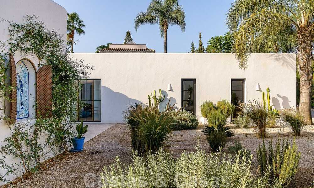 Atractiva villa de estilo ibicenco en venta con casa de invitados independiente, situada en Marbella Oeste 49961