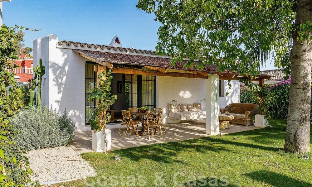 Atractiva villa de estilo ibicenco en venta con casa de invitados independiente, situada en Marbella Oeste 49962