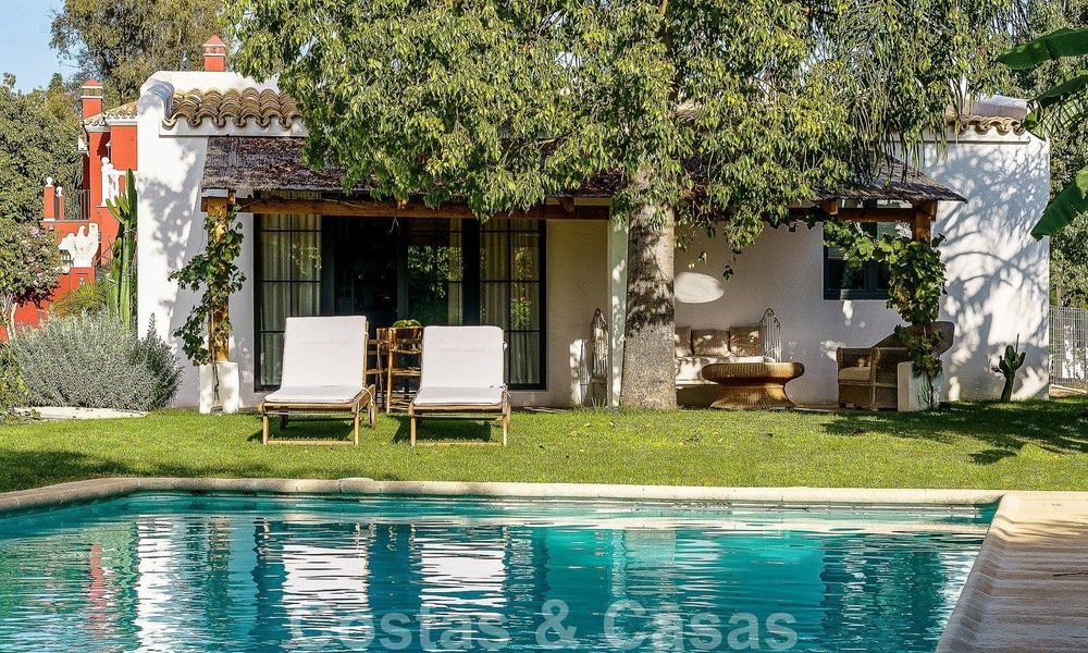 Atractiva villa de estilo ibicenco en venta con casa de invitados independiente, situada en Marbella Oeste 49963