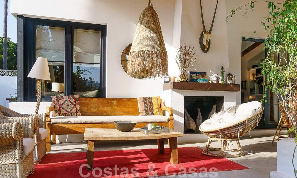Atractiva villa de estilo ibicenco en venta con casa de invitados independiente, situada en Marbella Oeste 49964