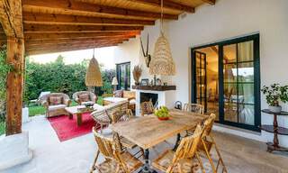 Atractiva villa de estilo ibicenco en venta con casa de invitados independiente, situada en Marbella Oeste 49965 