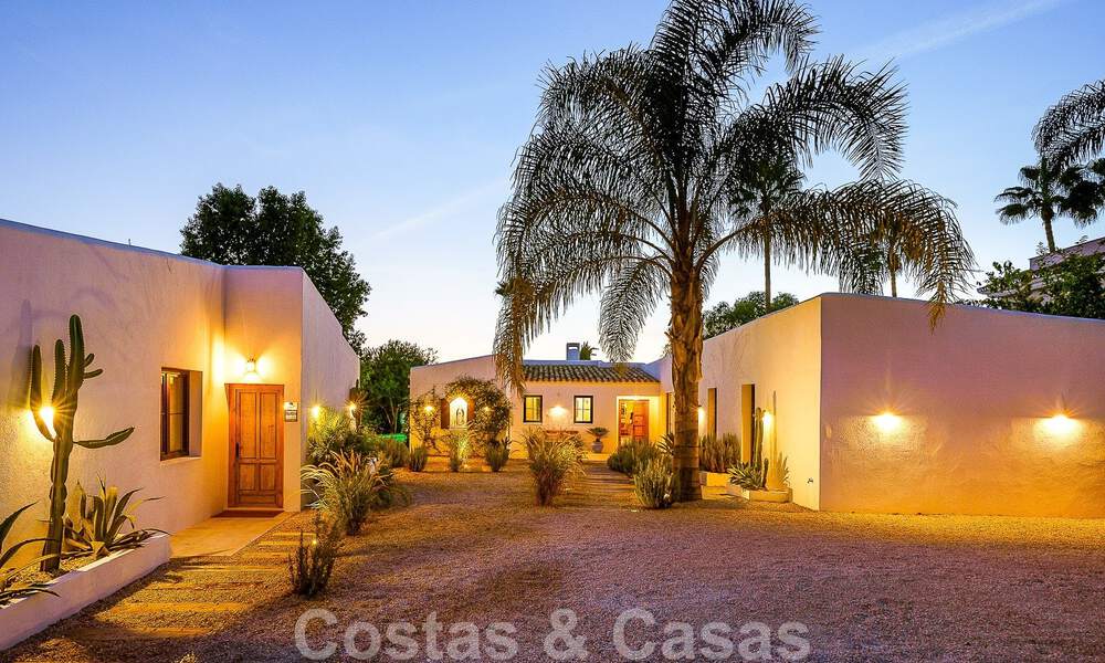 Atractiva villa de estilo ibicenco en venta con casa de invitados independiente, situada en Marbella Oeste 49966