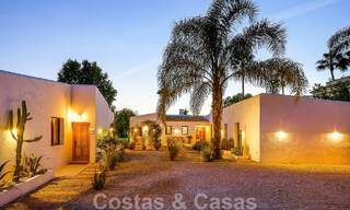 Atractiva villa de estilo ibicenco en venta con casa de invitados independiente, situada en Marbella Oeste 49966 