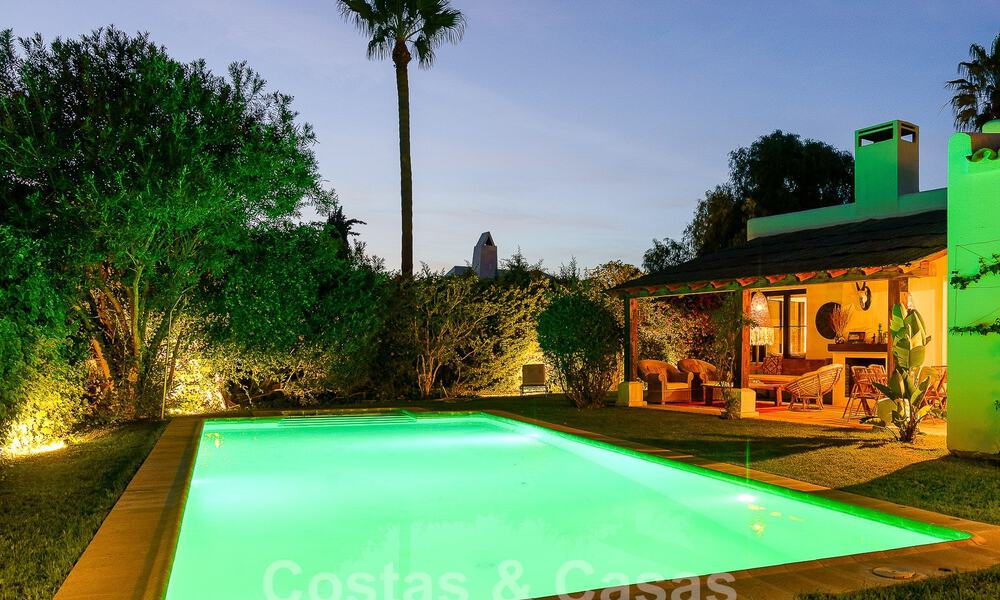 Atractiva villa de estilo ibicenco en venta con casa de invitados independiente, situada en Marbella Oeste 49967