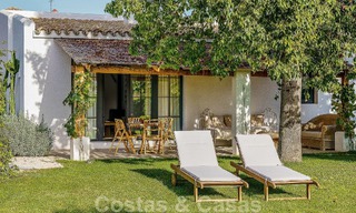 Atractiva villa de estilo ibicenco en venta con casa de invitados independiente, situada en Marbella Oeste 49969 