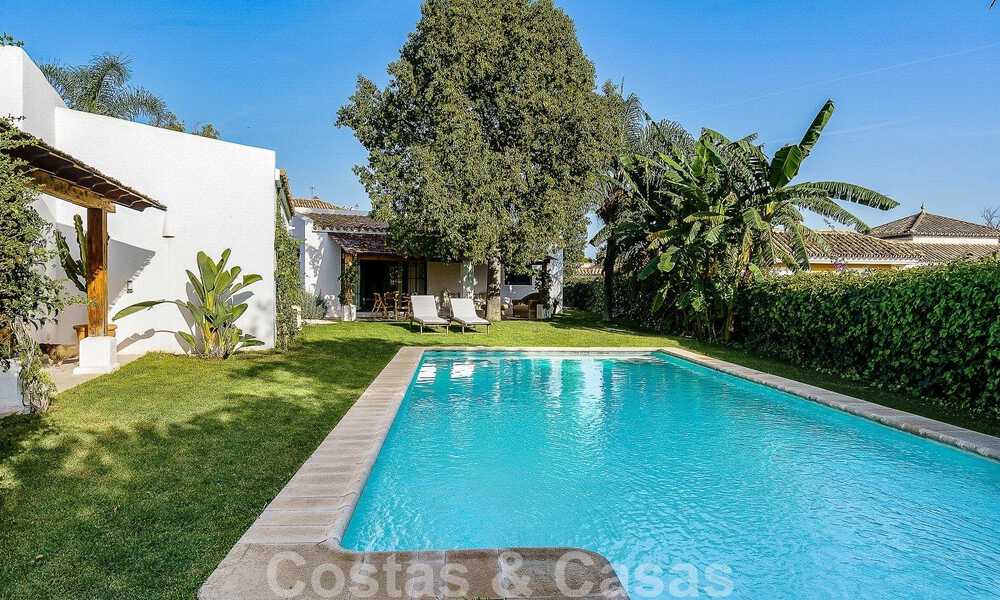 Atractiva villa de estilo ibicenco en venta con casa de invitados independiente, situada en Marbella Oeste 49970