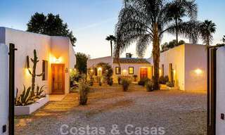 Atractiva villa de estilo ibicenco en venta con casa de invitados independiente, situada en Marbella Oeste 49971 