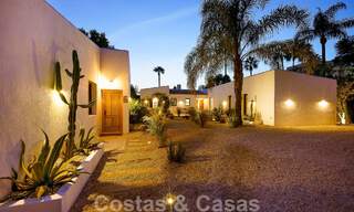 Atractiva villa de estilo ibicenco en venta con casa de invitados independiente, situada en Marbella Oeste 49972 