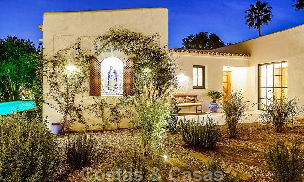 Atractiva villa de estilo ibicenco en venta con casa de invitados independiente, situada en Marbella Oeste 49973