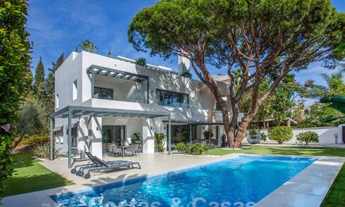 Moderna y lujosa villa en venta, situada en el centro a poca distancia de la playa en la Milla de Oro de Marbella 60475