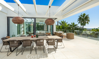Moderna villa de lujo en venta con pista de tenis privada en prestigiosa zona residencial en el valle del golf de Nueva Andalucia, Marbella 50127 