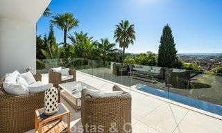 Moderna villa de lujo en venta con pista de tenis privada en prestigiosa zona residencial en el valle del golf de Nueva Andalucia, Marbella 50129 