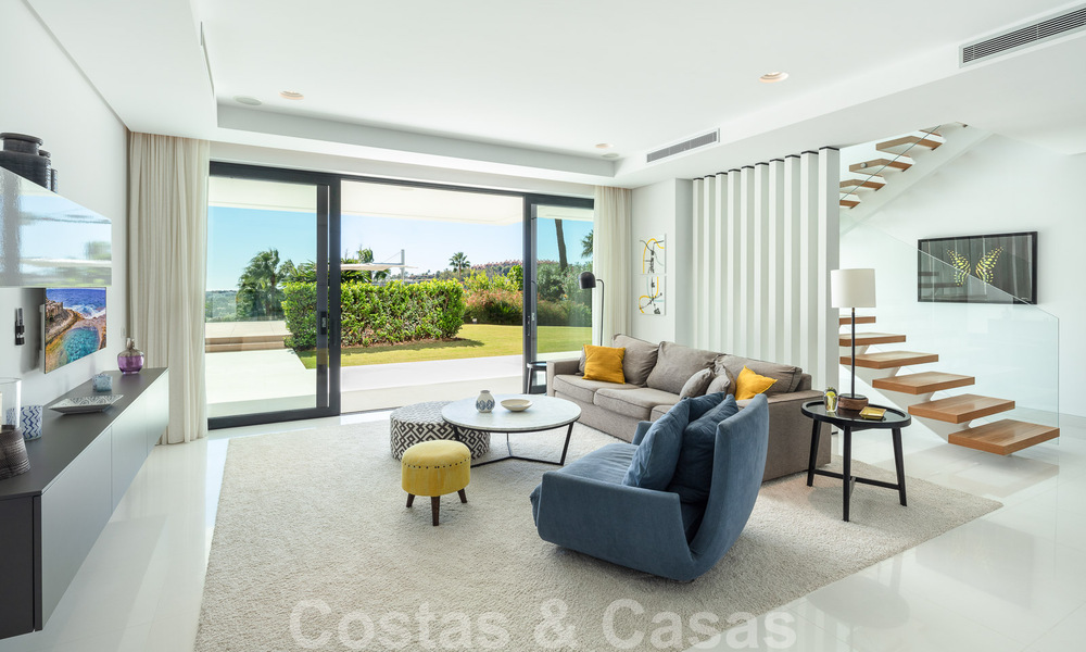 Moderna villa de lujo en venta con pista de tenis privada en prestigiosa zona residencial en el valle del golf de Nueva Andalucia, Marbella 50145