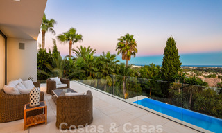 Moderna villa de lujo en venta con pista de tenis privada en prestigiosa zona residencial en el valle del golf de Nueva Andalucia, Marbella 50159 