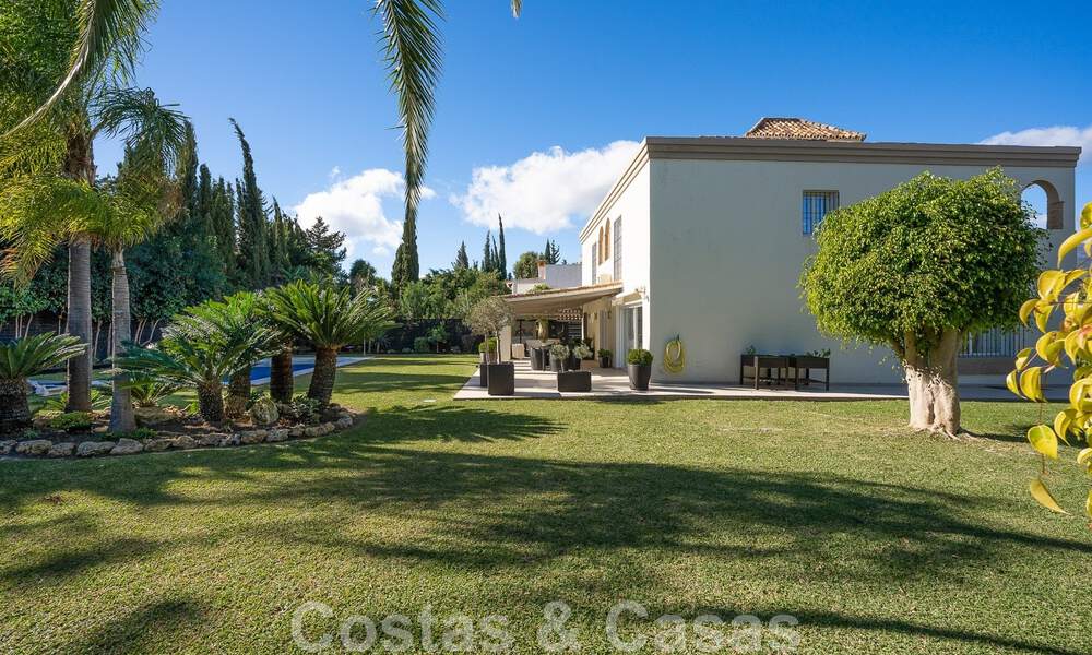 Villa mediterránea de lujo en venta con 5 dormitorios en prestigiosa zona de golf en el valle de Nueva Andalucia, Marbella 50827