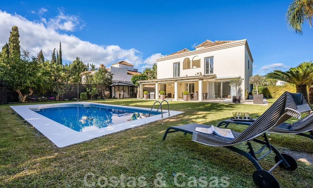 Villa mediterránea de lujo en venta con 5 dormitorios en prestigiosa zona de golf en el valle de Nueva Andalucia, Marbella 50843