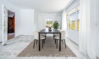 Villa mediterránea de lujo en venta con 5 dormitorios en prestigiosa zona de golf en el valle de Nueva Andalucia, Marbella 50849 