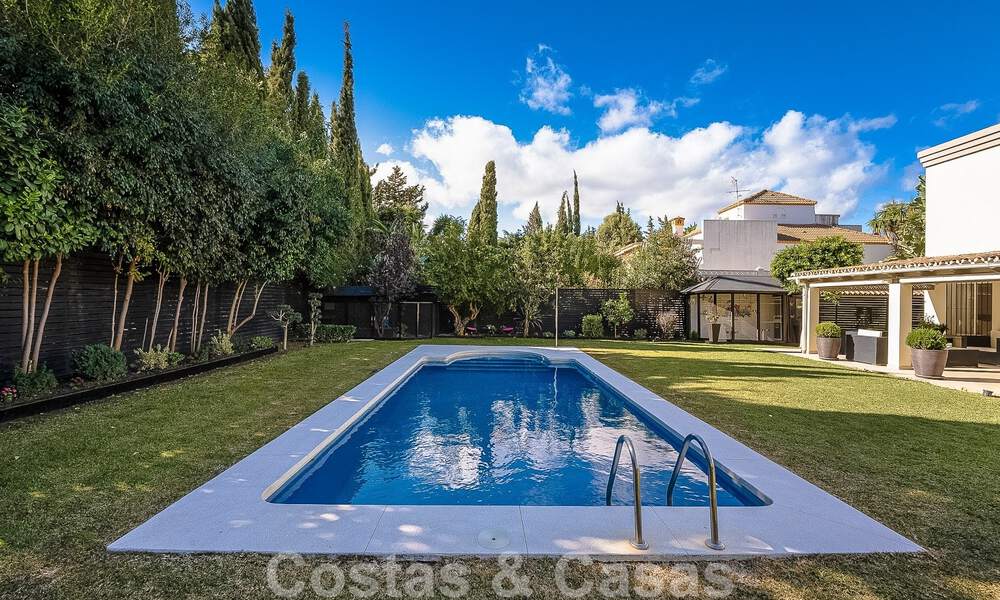 Villa mediterránea de lujo en venta con 5 dormitorios en prestigiosa zona de golf en el valle de Nueva Andalucia, Marbella 50867