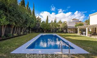 Villa mediterránea de lujo en venta con 5 dormitorios en prestigiosa zona de golf en el valle de Nueva Andalucia, Marbella 50867 