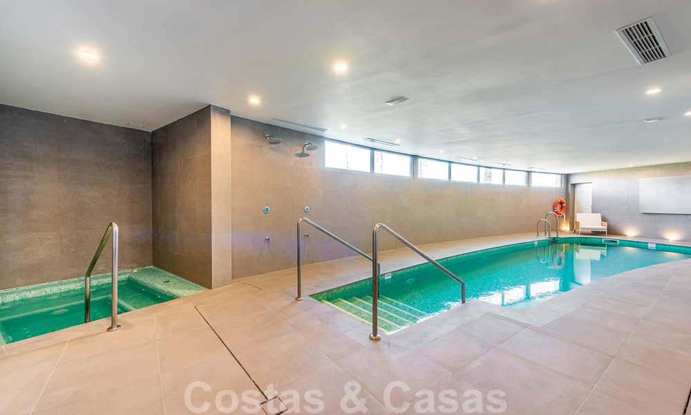Amplio ático en venta, listo para entrar a vivir, con piscina privada y vistas panorámicas al golf y al mar, al lado de un codiciado club de golf en La Cala, Mijas 50501
