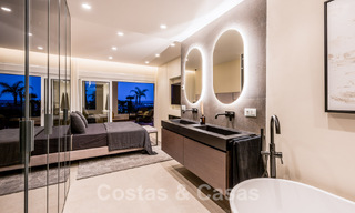 Amplio y elegante apartamento en venta en complejo cerrado en primera línea de playa con vistas al mar, en la Nueva Milla de Oro de Marbella - Estepona 51293 