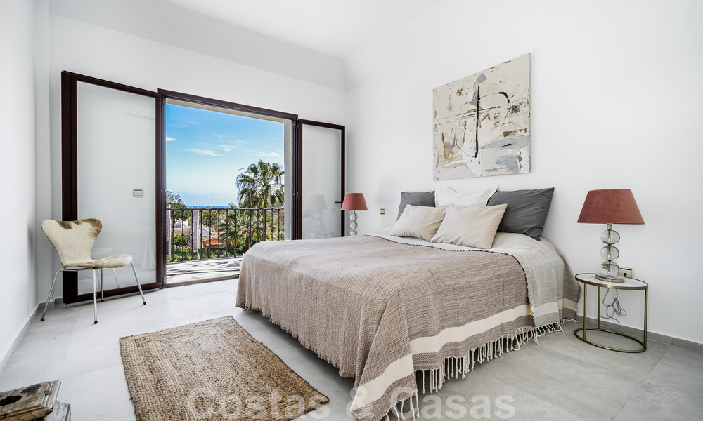 Lujosa villa andaluza con vistas parciales al mar en venta, al este de Marbella centro 52410
