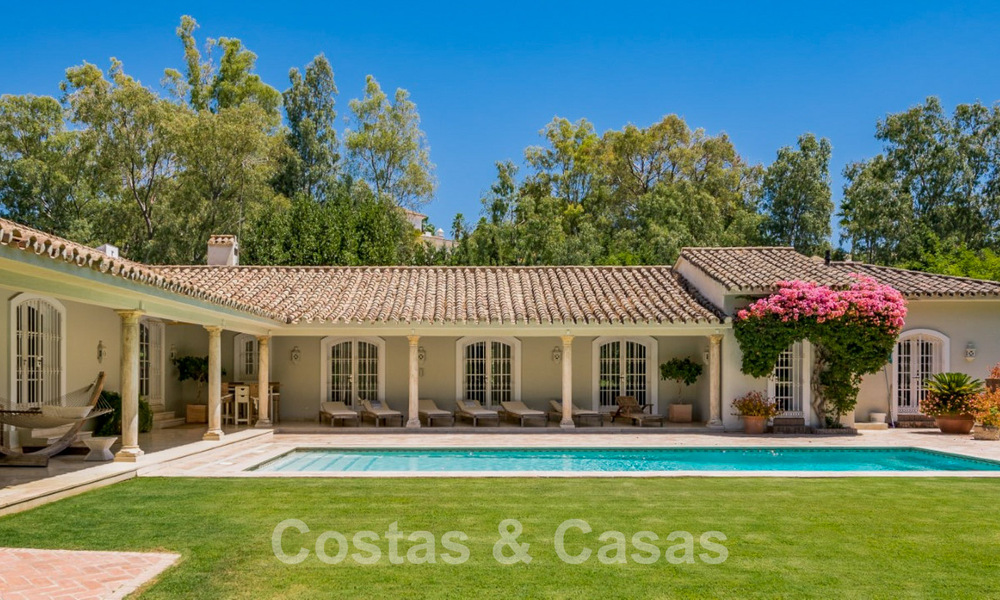 Villa en venta con arquitectura mediterránea y gran jardín situada cerca de San Pedro en Marbella - Benahavis 52488