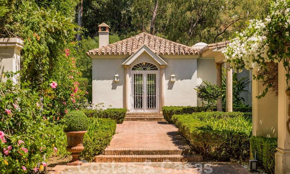 Villa en venta con arquitectura mediterránea y gran jardín situada cerca de San Pedro en Marbella - Benahavis 52489