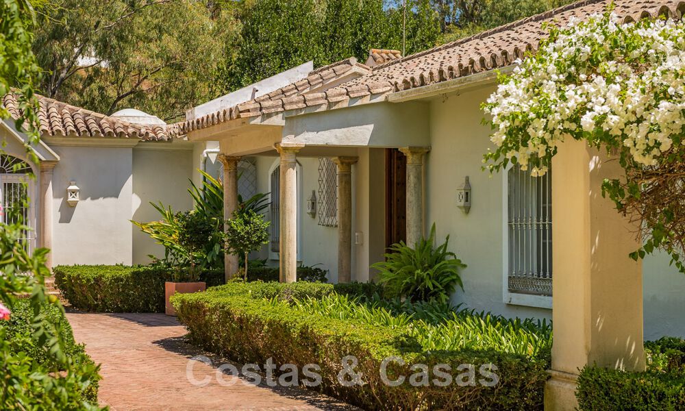 Villa en venta con arquitectura mediterránea y gran jardín situada cerca de San Pedro en Marbella - Benahavis 52490