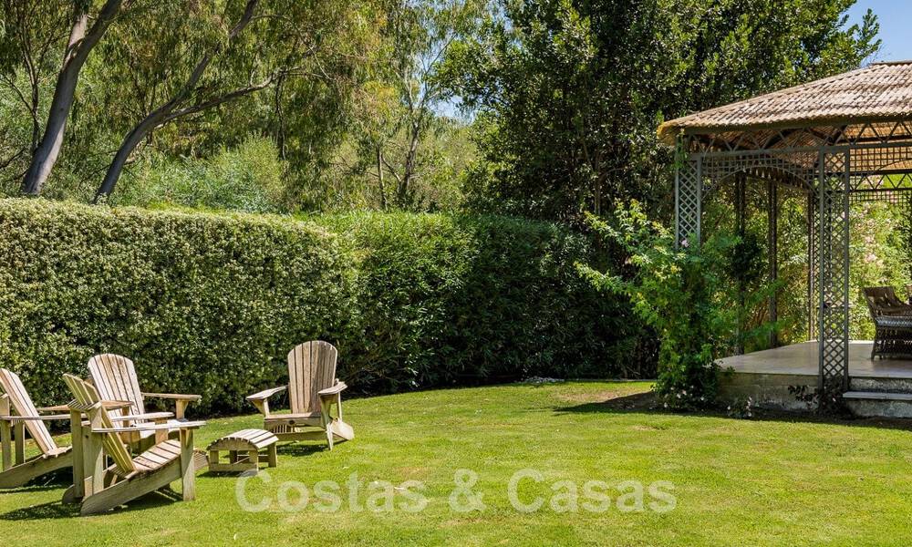 Villa en venta con arquitectura mediterránea y gran jardín situada cerca de San Pedro en Marbella - Benahavis 52491