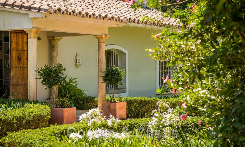 Villa en venta con arquitectura mediterránea y gran jardín situada cerca de San Pedro en Marbella - Benahavis 52492