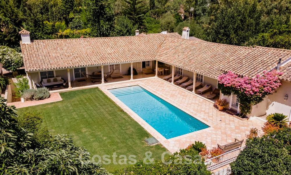 Villa en venta con arquitectura mediterránea y gran jardín situada cerca de San Pedro en Marbella - Benahavis 52494