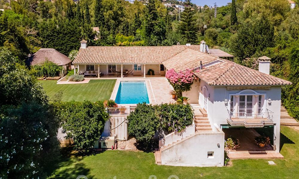 Villa en venta con arquitectura mediterránea y gran jardín situada cerca de San Pedro en Marbella - Benahavis 52495